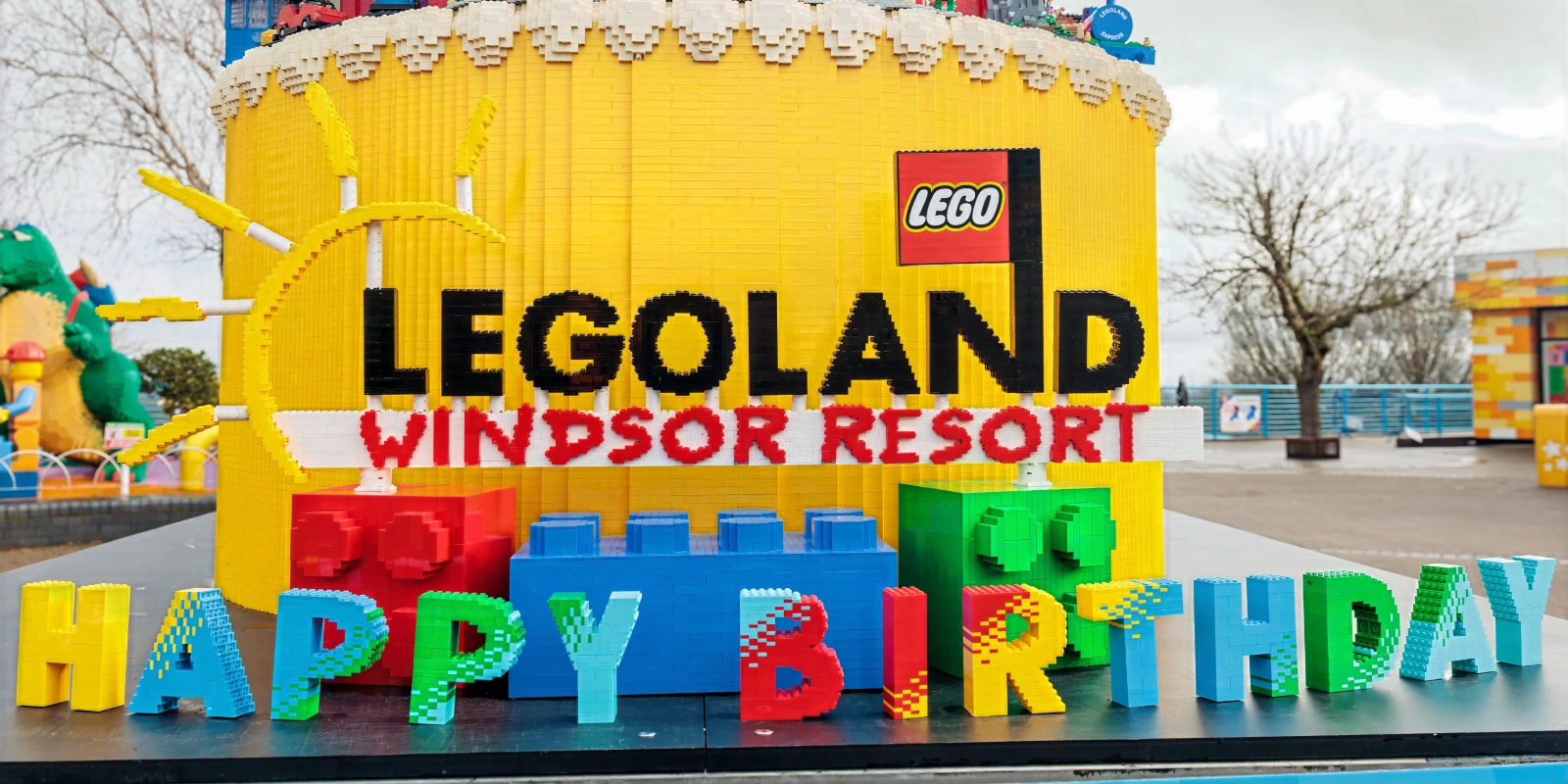 30 Jahre LEGOLAND Windsor Resort: Riesige LEGO-Torte aus 200 000 Steinen enthüllt