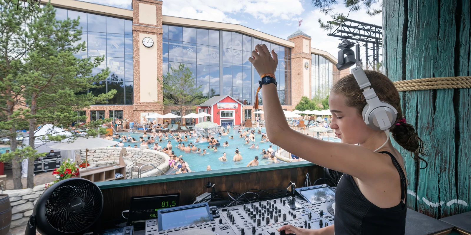 Internationale Kids-DJs in Rulantica: Kids Rave bringt elektronische Beats und Festivalstimmung in den Wasserpark