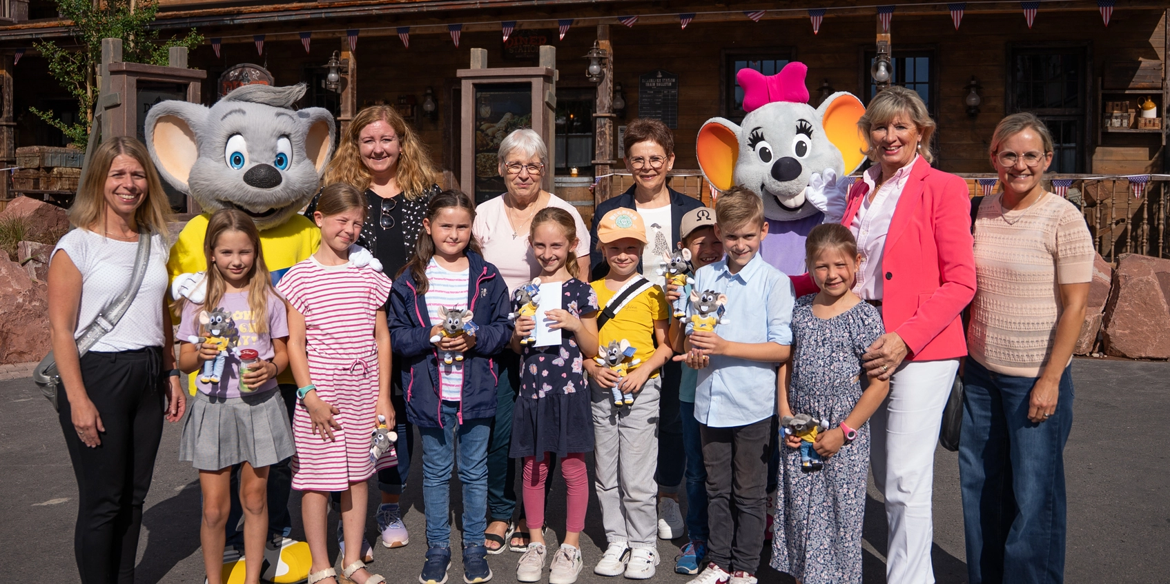 First Communion Children Donate in Europa-Park to Einfach Helfen e.V.