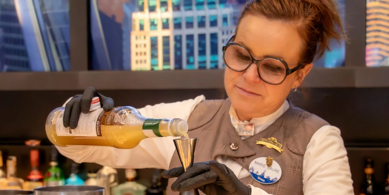 Marie-Laure: Mixologin zaubert Cocktails an der Skyline Bar