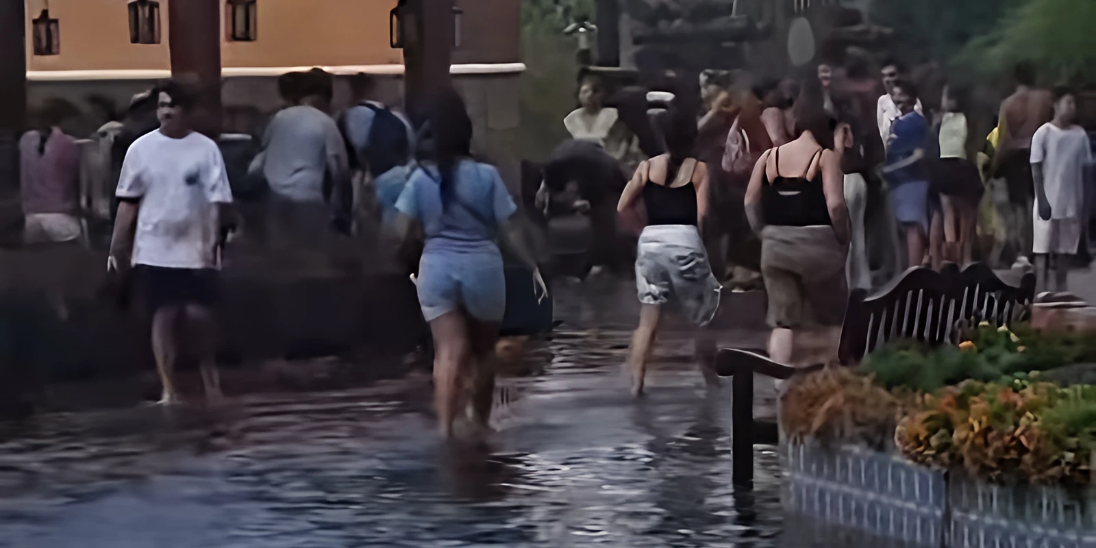 Unwetter in PortAventura: Themenbereich Mexiko steht unter Wasser